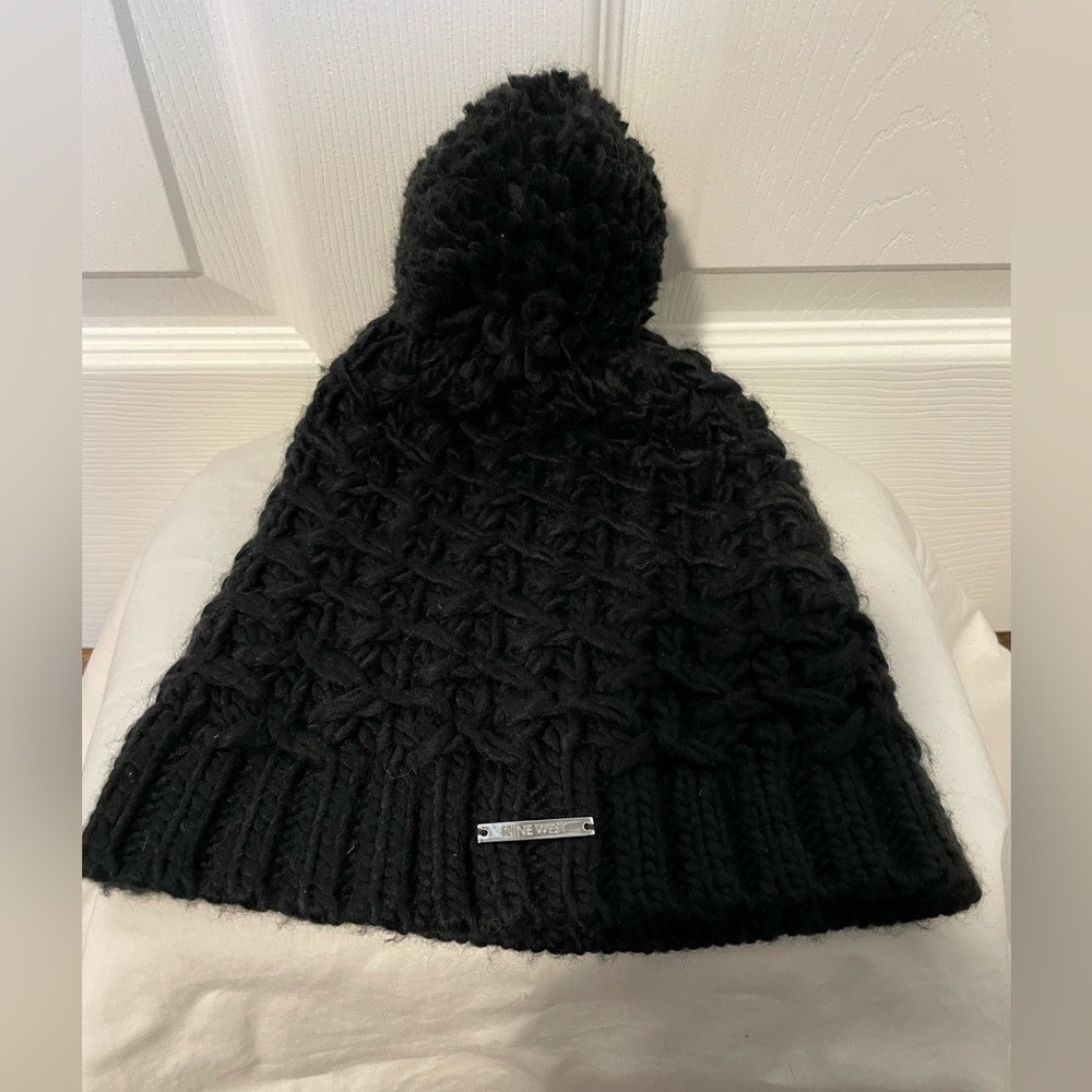 Nine West winter Black‎ crocheted Beanie hat womens one size super soft pompom